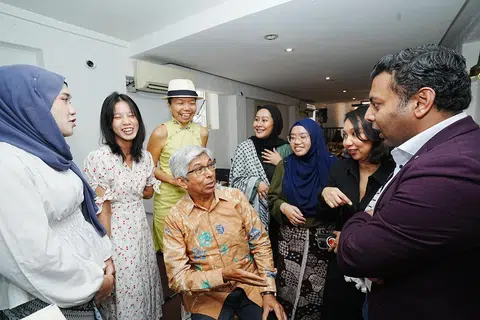 (Dari kiri) Sukarelawan Inisiatif Biasiswa Palestin (PSI), Cik Hannah Batrisyia Hamdi Hidayat; sukarelawan inisiatif PSI, Cik Veralyn Tan; Penasihat PSI, Cik Anthea Ong; Penasihat PSI, Dr Yaacob Ibrahim; Ketua Perhubungan PSI, Cik Sarah Bagharib; Ketua Ketua Media Sosial PSI, Cik Yulianna Frederika; Urusetia dan Pentadbir Undang-Undang PSI, Cik Shazana Anuar; dan Ketua Projek PSI, Encik Walid Jumblatt Abdullah.