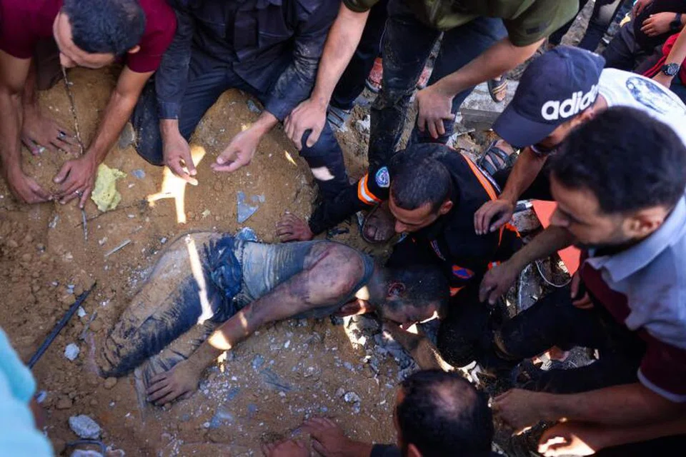 SERANGAN: Pasukan tindak balas kecemasan dan penduduk menyelamatkan seorang lelaki Palestin dari runtuhan rumah, selepas serangan udara Israel di Rafah, selatan Jaluran Gaza.