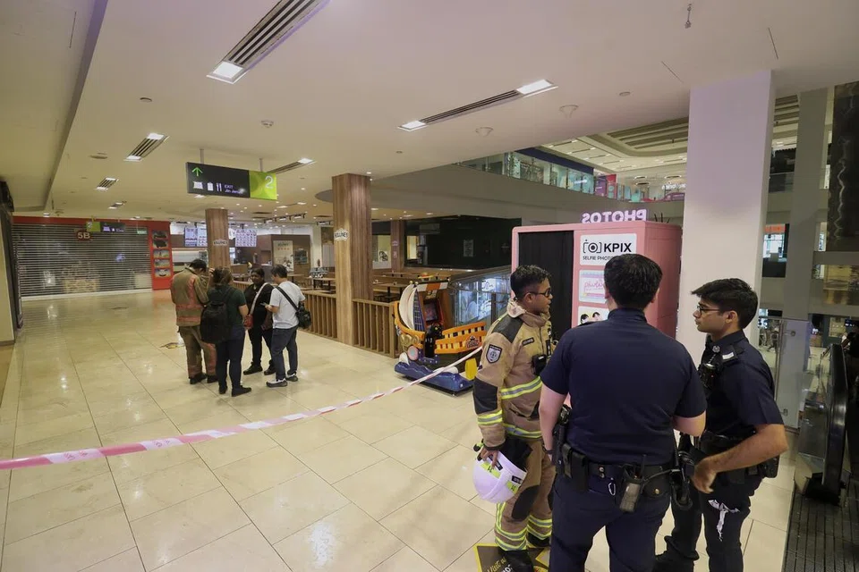 Pasukan Pertahanan Awam Singapura (SCDF) dimaklumkan mengenai kebakaran di pusat beli-belah tersebut yang terletak di 604 Sembawang Road, pada sekitar 9.40 pagi.