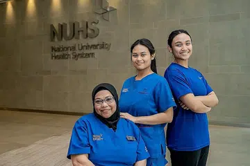 CETUS INSPIRASI: Melihat dedikasi, kesungguhan dan kerja keras ibu mereka, Cik Siti Meriam Rais (kiri), yang bekerja sebagai jururawat telah mendorong dua beradik - Cik Nurin Nayli Abdul Halim (tengah) dan Cik Nur Kamilia Abdul Halim (kanan) - untuk mengikuti jejak langkah ibu mereka menceburi bidang kerjaya yang sama. - Foto BM oleh NUR DIYANA TAHA