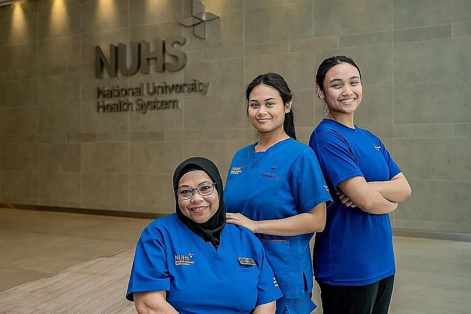 CETUS INSPIRASI: Melihat dedikasi, kesungguhan dan kerja keras ibu mereka, Cik Siti Meriam Rais (kiri), yang bekerja sebagai jururawat telah mendorong dua beradik - Cik Nurin Nayli Abdul Halim (tengah) dan Cik Nur Kamilia Abdul Halim (kanan) - untuk mengikuti jejak langkah ibu mereka menceburi bidang kerjaya yang sama. - Foto BM oleh NUR DIYANA TAHA