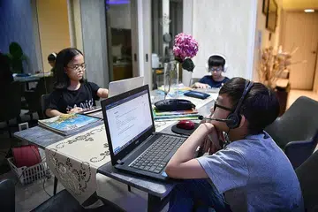 'BELAJAR BERDAMAI': Sewaktu tempoh Fasa Dua (Kewaspadaan Dipertingkat) ramai keluarga di Singapura terpaksa membuat penyesuaian di rumah mereka bagi memastikan terdapat ruang selesa untuk anak-anak mereka menjalani pembelajaran di rumah (HBL). - Foto Fail