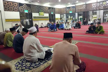 BACAAN YASIN DAH TAHLIL: Program bacaan Yasin dan Tahlil pimpinan Ustaz Mohammad Badrussalam Abdullah Dja'far (dua dari kanan) di Masjid Hasanah. - Foto MASJID HASANAH.