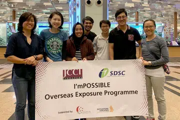 BELAJAR DARI DEKAT: Inilah enam guru (dari kiri) Eunice Aw, Noelle Teh, Nurul Asyikin Shariff, Tan Ban Sun, Daryl Ong dan Phua Ying Li yang berpeluang mengunjungi Jepun minggu lalu bagi mempelajari dari dekat kaedah menjalani latihan bagi golongan berkeperluan khas. Berdiri di belakang ialah pegawai SDSC yang mengiringi mereka ke Jepun, Muhammad Sharizal Hassan. - Foto SDSC