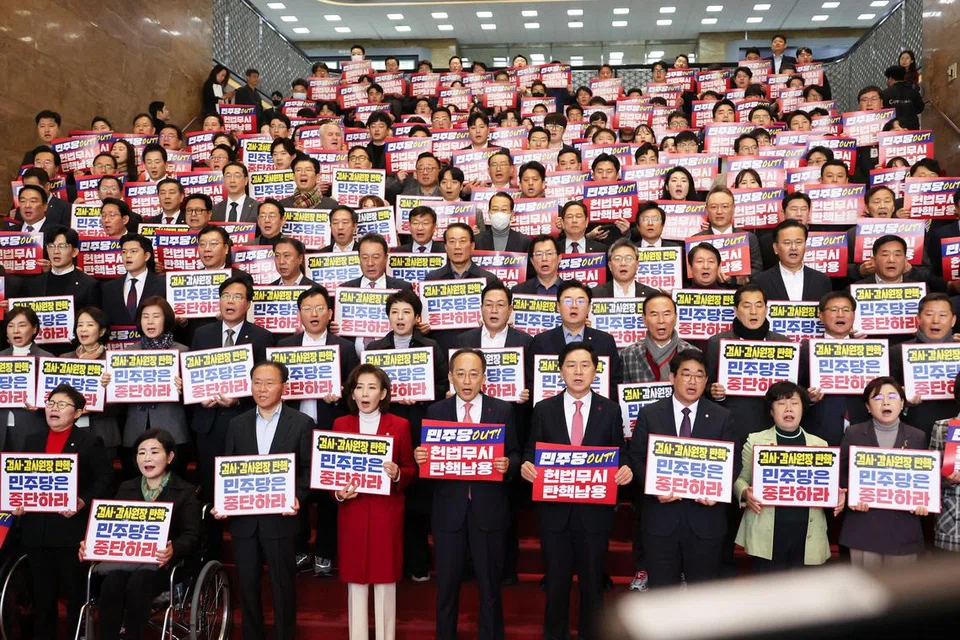 Ahli parlimen People Power Party (PPP)  mengadakan perhimpunan di Dewan Nasional, Seoul, Korea Selatan pada 5 Disember 2024, membantah tindakan Parti Demokratik, pembangkang utama, untuk memecat memecat Presiden Yoon Suk-yeol,  susulan kegagalannya dalam cubaan mengisytiharkan undang-undang tentera. 