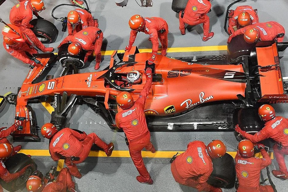 MASUK 'LUBUK': Pemandu kereta Ferrari, Sebastian Vettel, mengambil keputusan untuk ke hentian pit semasa perlumbaan. - Foto AFP