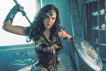 WATAK CONTOH: Gal Gadot berkata Wonder Woman bukan ratu terlelap yang hanya menantikan seorang anak raja menyelamatkannya. Ia kisah kekuatan, keberanian dan cinta sesama manusia. - Foto WARNER BROS