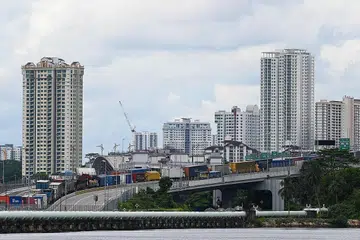 MANTAPKAN POLITIK JOHOR: Penganalisis berkata perlu ada kemantapan politik di Johor demi meningkatkan keyakinan pelabur untuk melabur di negeri selatan Malaysia itu. - Foto AFP