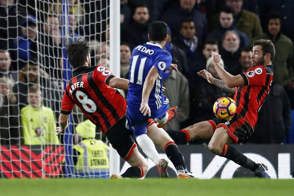 Pedro menjaringkan gol ketiga Chelsea dalam kemenangan 3-0 ke atas Bournemouth dalam perlawanan EPL di Stamford Bridge pada 26 Dis 2016. 