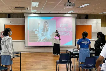 SESI INTERAKTIF: Pengendali bengkel Cik Shahida (tengah) memberikan peluang kepada pelajar untuk merakam podcast mereka sendiri. - Foto BH oleh SITI AISYAH NORDIN