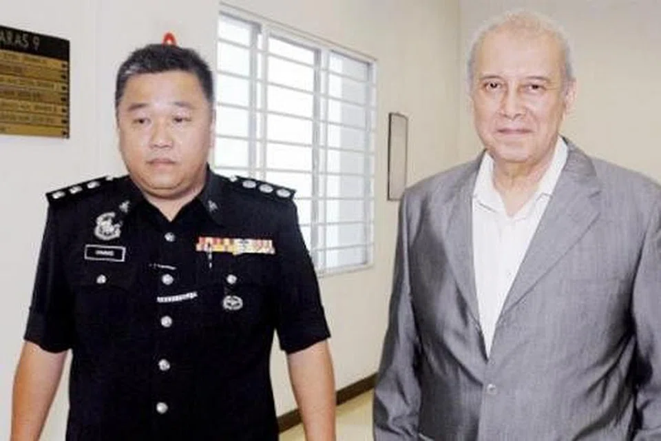 HADAPI TUDUHAN: Bekas Ketua Menteri Melaka, Tan Sri Abdul Rahim Thamby Chik, dikatakan mendakwa Tengku Amir Shah bertukar agama. - Foto NSTP