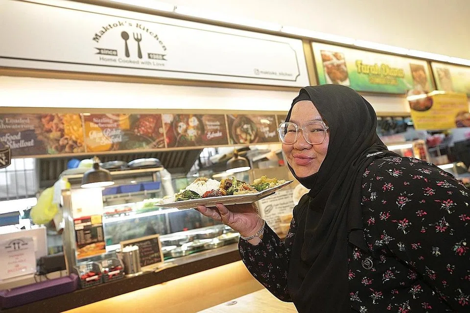 SUDAH BALIK MODAL: Dengan modal sekitar $50,000 Cik Lynn, dengan bantuan suami, adik beradik dan beberapa rakan rapat, memulakan gerai yang dinamakan Maktok's Kitchen, sempena panggilan mesra ibu mentuanya. - Foto-foto BH oleh TIMOTHY DAVID