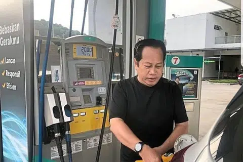 PAKAIAN HITAM: Datuk Ahmad Maslan paparkan gambar beliau memakai kemeja hitam ketika mengepam petrol di sebuah kedai minyak semalam sebagai bantahan prestasi kerajaan PH. - Foto TWITTER AHMAD MASLAN