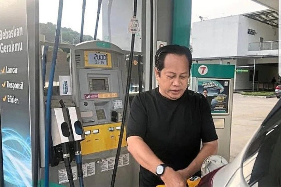 PAKAIAN HITAM: Datuk Ahmad Maslan paparkan gambar beliau memakai kemeja hitam ketika mengepam petrol di sebuah kedai minyak semalam sebagai bantahan prestasi kerajaan PH. - Foto TWITTER AHMAD MASLAN