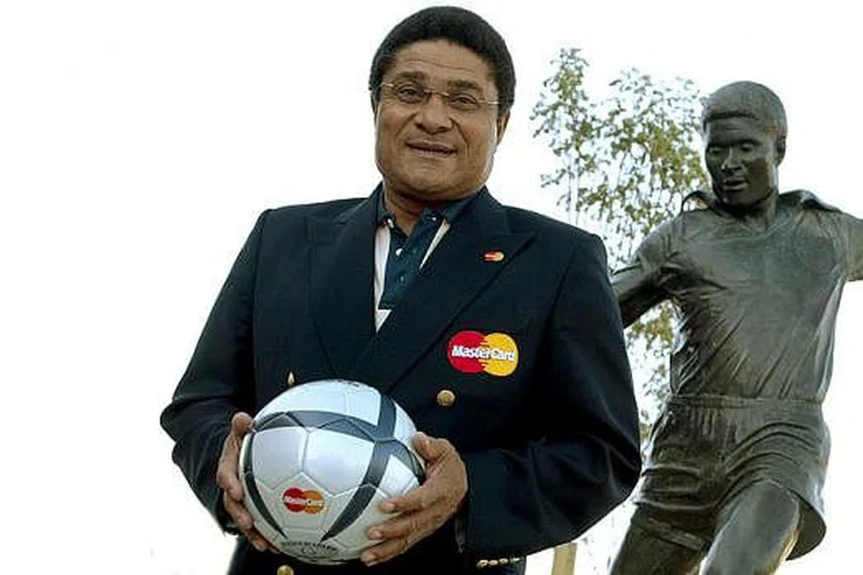 TUGU PENGHORMATAN: Eusebio di depan tugunya di kawasan masuk Stadium Luiz di Lisbon Portugal dalam gambar yang diambil pada 3 Julai 2004. Mendiang yang meraih gelaran Pemain Bola Sepak Terbaik Eropah pada 1965 dan penjaring terbanyak pada Piala Dunia 1966 meninggal dunia kelmarin. - Foto REUTERS