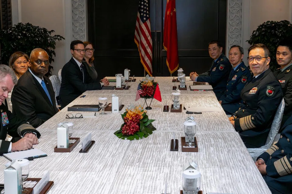 Setiausaha Pertahanan Amerika Syarikat, Encik Lloyd Austin (kiri) bersama Menteri Pertahanan China, Encik Dong Jun (kanan), menjelang Dialog Shangri-La, di Singapura, pada 31 Mei.