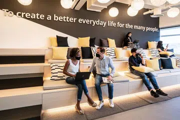 IKEA UNTUK PERNIAGAAN: Antara ciri menarik di pejabat baru Ikea Tampines yang memiliki 180 pekerja, ialah Swedish Steps - tempat duduk untuk mesyuarat alam maya atau perbincangan kasual. - Foto IKEA SINGAPORE