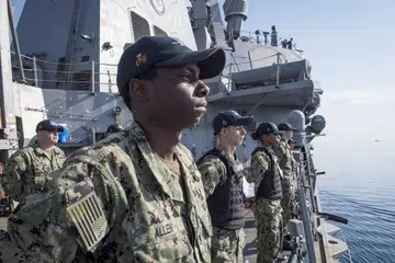 DALAM KEDUDUKAN SERANGAN: Foto daripada Tentera Laut Amerika ini menunjukkan kru USS Donald Cook mengawal sedang ia meninggalkan Larnaca, Cyprus, pada 9 April. Kapal pemusnah peluru berpandu ini kini berada di Mediterranean dalam jarak boleh menyerang Syria. - Foto AFP