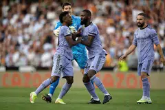TIDAK DAYA TAHAN MARAH: Vinicius (kiri) terpaksa ditahan rakan sepasukan, (tengah) Thibaut Courtois dan Antonio Rüdiger kerana tidak dapat menahan berangnya selepas dilontar perkataan hina dan berbaur perkauman semasa perlawanan dengan Valencia. 