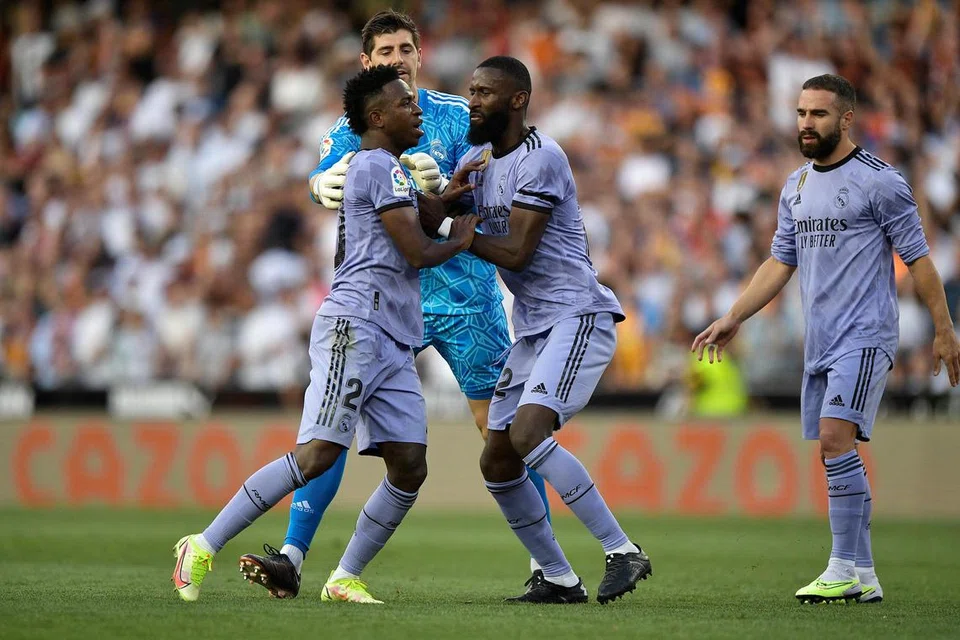 TIDAK DAYA TAHAN MARAH: Vinicius (kiri) terpaksa ditahan rakan sepasukan, (tengah) Thibaut Courtois dan Antonio Rüdiger kerana tidak dapat menahan berangnya selepas dilontar perkataan hina dan berbaur perkauman semasa perlawanan dengan Valencia. 