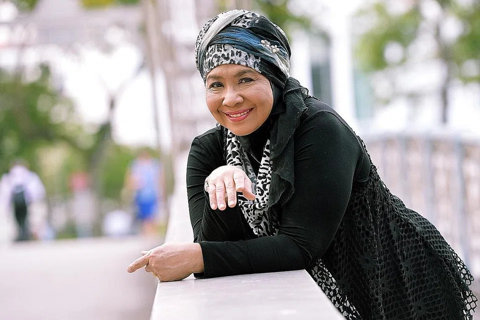 SUMBANGAN DIIKTIRAF: Rahimah Rahim (atas) dan Anita Sarawak disifatkan telah mengharumkan nama Singapura. Mereka antara wanita yang disertakan dalam Dewan Termasyhur Wanita Singapura. - Foto fail