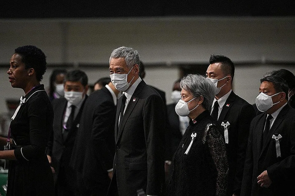 BERI PENGHORMATAN: Perdana Menteri, Encik Lee Hsien Loong dan isteri, Cik Ho Ching tiba di acara persemadian negara Encik Shinzo Abe. - Foto-foto REUTERS