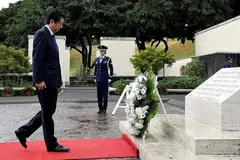 BERI PENGHORMATAN: Perdana Menteri Jepun, Encik Shinzo Abe (kiri) selepas meletakkan jambangan bunga penghormatan di Tugu Peringatan Nasional Pasifik di Punchbowl di Honolulu, Hawaii, kelmarin. - Foto REUTERS