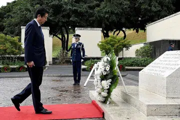 BERI PENGHORMATAN: Perdana Menteri Jepun, Encik Shinzo Abe (kiri) selepas meletakkan jambangan bunga penghormatan di Tugu Peringatan Nasional Pasifik di Punchbowl di Honolulu, Hawaii, kelmarin. - Foto REUTERS