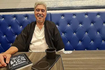 SASTERAWAN MAPAN: Seniman Isa Kamari bakal menerbitkan novel terbaharu yang pada masa ini diberikan tajuk, 'Firasat'. Hasil karya ke-19 ini dijangka siap selewat-lewatnya penghujung 2023. - Foto BH oleh CHAIRUL FAHMY HUSSAINI