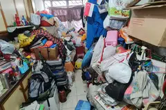 Rumah Encik Hamzah (bukan nama sebenar) dipenuhi barang-barang lama.