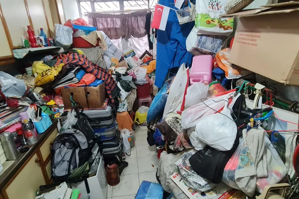 Rumah Encik Hamzah (bukan nama sebenar) dipenuhi barang-barang lama.