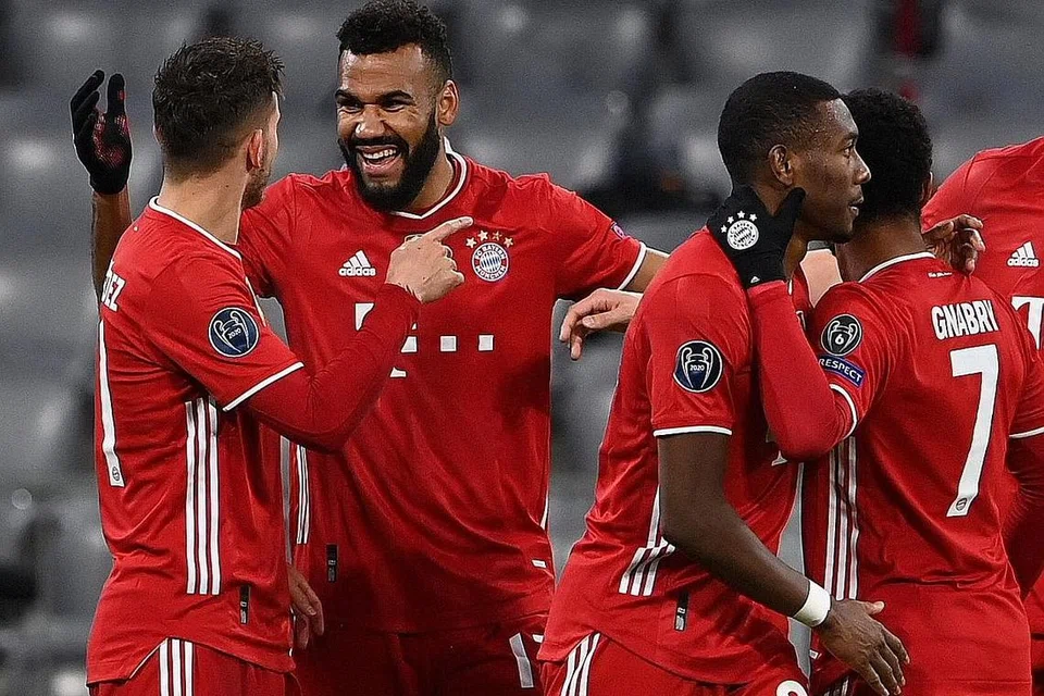 PASUKAN SUKAR DIKALAHKAN: Chupo-Moting (dua dari kiri) meraikan bersama rakan sepasukan golnya yang membantu Bayern Munich menang 2-1 ke atas Lazio kelmarin, dan sekali gus mara ke suku akhir Liga Juara-Juara. - Foto AFP 