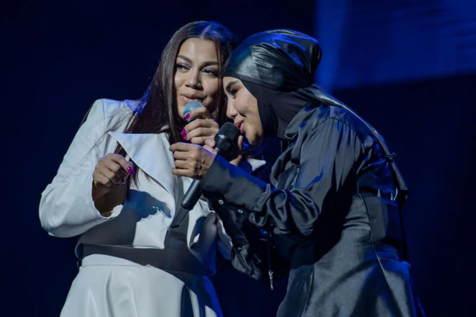 DARAH SENI MENGALIR: Ella dan anak saudaranya, Kaka Azraff, berduet lagu ‘Baldu Biru’.
