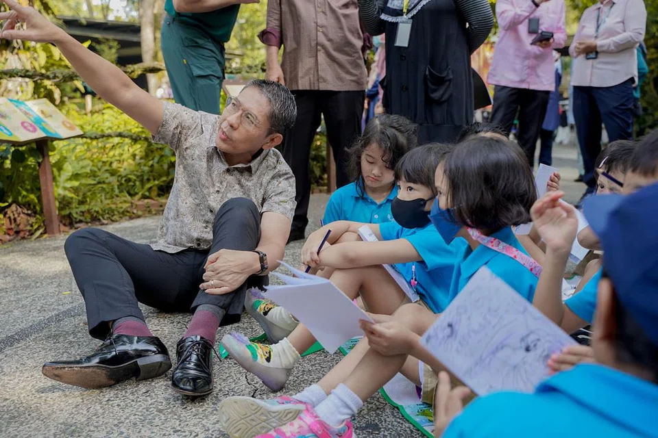 BELAJAR SAMBIL BERSERONOK: Dr Maliki berinteraksi bersama murid prasekolah dalam lawatannya ke Taman Haiwan Singapura di bawah program Kembara Nusantara anjuran MLLPC semalam. - Foto BH oleh NUR DIYANA TAHA