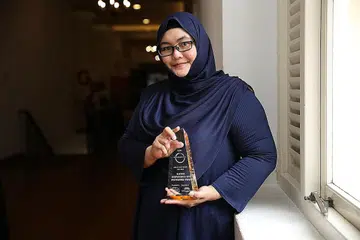 CERPEN IBARAT SURAT CINTA BUAT AYAH: Cerpen 'Dayung Sudah di Tangan, Perahu Sudah di Air' yang menjuarai kategori Cerpen Melayu, Anugerah Pena Emas merupakan rakaman penghargaan Cik Ratna Damayanti Mohamed Taha terhadap bapanya yang pernah menceburi bidang perkapalan. - Foto-foto BH oleh SAMUEL ANG
