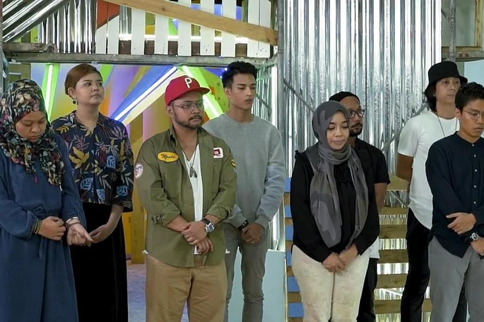 DEBAR MENANTI: Sebahagian peserta Reka semasa menanti keputusan juri. - Foto TANGKAP LAYAR DARI REKA, MEDIACORP SURIA.