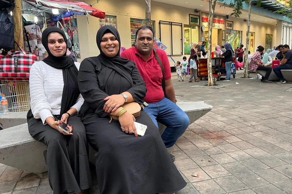 Cik Zaitun Hamzah, 20 tahun (tengah), bersama suami dan adiknya datang ke Jalan Masjid India, Kuala Lumpur, dari Johor, untuk membeli kelengkapan perkahwinan bertema Bollywood.