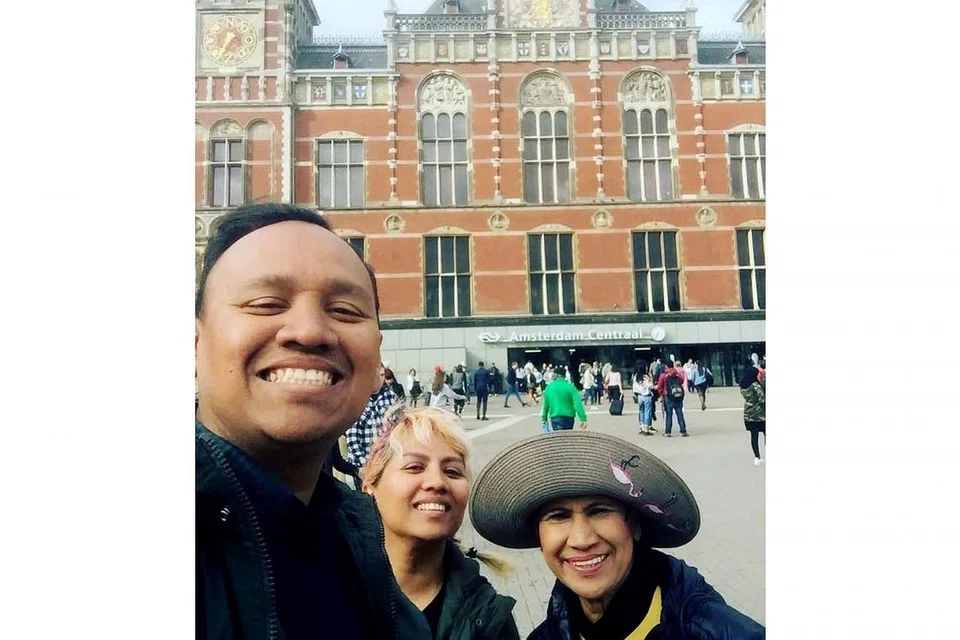 SERONOK DAPAT BERSAMA BUAH HATI: Cik Farah Fauziah Mohd Noordeen (kanan) bersama anak-anaknya, Encik Najib Said dan Cik Nabilah, ketika di Amsterdam, Belanda, pada Hari Raya. - Foto ihsan FARAH FAUZIAH MOHD NOORDEEN