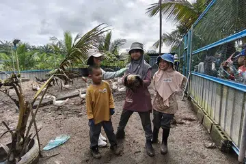 Salah satu kumpulan berjaya menangkap ayam semasa kegiatan, ‘Kejar ayam’ di kem anjuran Barakah Builders bersama Pena Agrofarm Campsite.