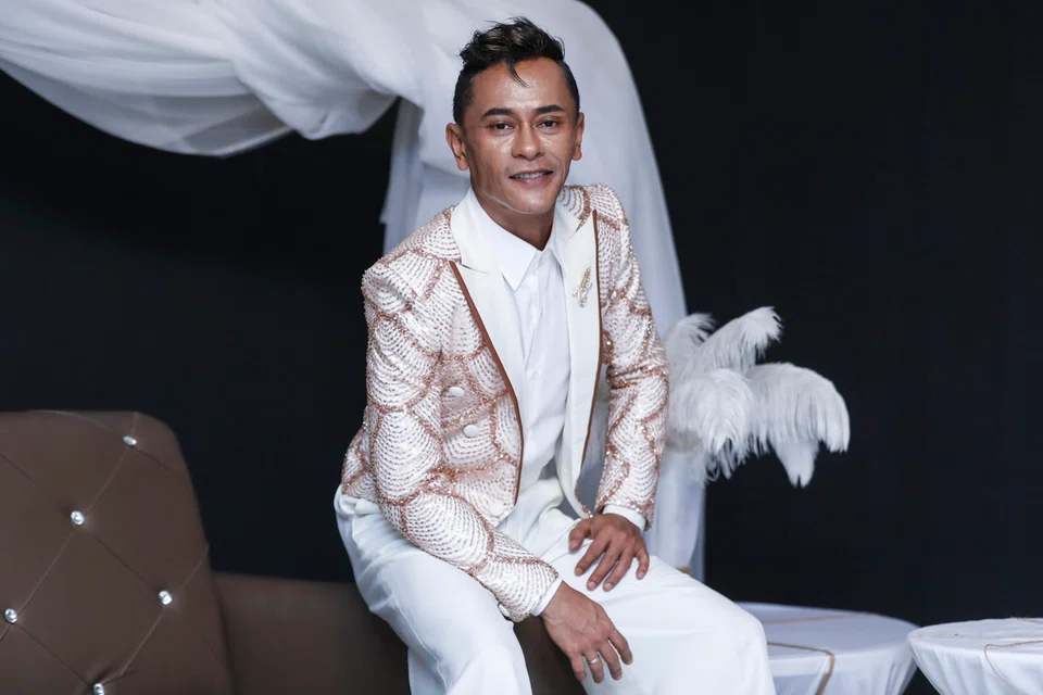 Hasrat Iskandar Ismail untuk menjadi jurulatih renang kanak-kanak terpaksa ditangguhkan kerana komitmennya dalam Gegar Vaganza Musim 12 (GV12), yang kini menjadi permulaan langkah dalam industri seni di Malaysia.