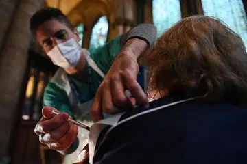 VAKSINASI: Seorang doktor kelihatan menyuntik vaksin Pfizer-BioNTech di pusat vaksinasi di Salisbury Cathedral di Salisbury, Britain. Lebih daripada empat juta warga di UK telah menerima dos pertama vaksin Covid-19 menurut angka pemerintah. - Foto EPA-EFE