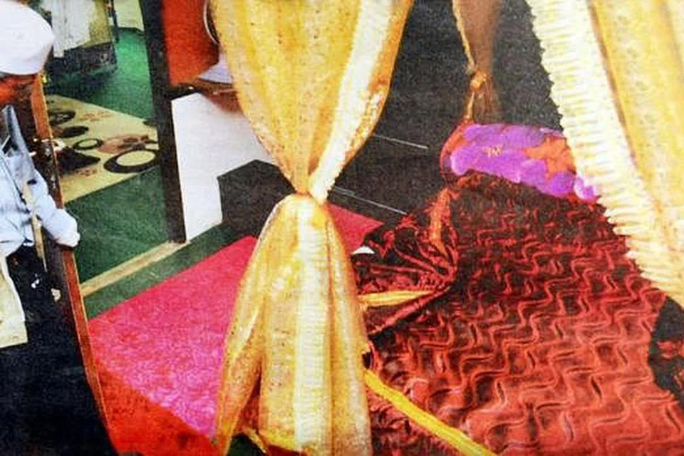 BILIK PUJA RATU?: Seorang pegawai penguat kuasa Jaim memeriksa sebuah kamar khas dinamakan Bilik Ratu yang diserbu kelmarin. Penguat kuasa turut menemui peket tisu penaik nafsu dan pil perangsang seks di bilik itu. - Foto HARIAN METRO