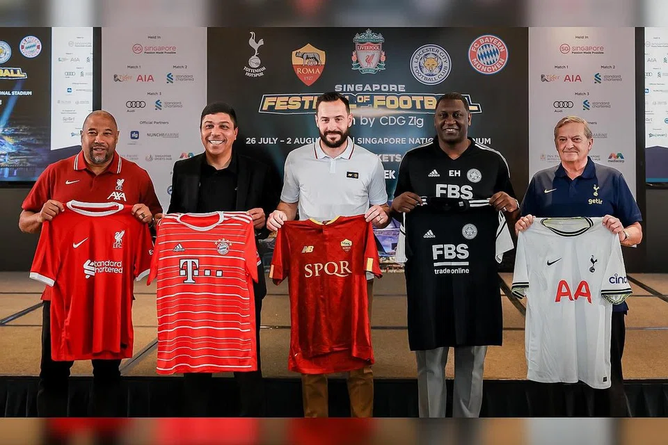 PEMAIN LEGENDA: (Dari kiri) Bekas pemain Liverpool, John Barnes; Giovane Elber dari Bayern Munich; Marco Cassetti dari Roma; Emile Heskey dari Leicester City dan Gary Mabbutt dari Tottenham Hotspur pada sidang akhbar Festival Bola Sepak Singapura pada Selasa. - Foto ST
