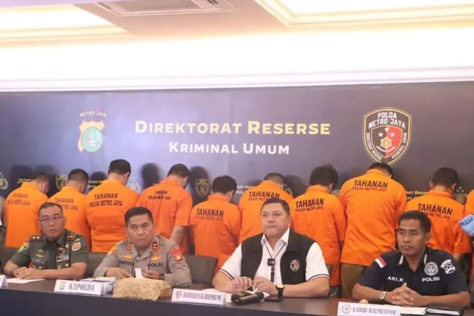 SUSPEK DITAHAN: Polis Indonesia menahan 10 suspek di beberapa tempat di Jakarta, Sumedang dan di lereng gunung di Cianjur di Jawa Barat, serta Semarang di Jawa Tengah dipercayai terlibat dalam e-dagang popular yang mengendalikan sejumlah besar urusan jual beli senjata api.