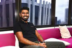 TINGKAT KESEDARAN MANFAAT PENDIGITALAN: Antara inisiatif yang diusahakan Pengarah Komersial foodpanda, Encik Mohamed Amirul (kiri), ialah program sukarelawan pekerja bagi membantu penjaja mendakap pendigitalan pada Julai lalu. - Foto FOODPANDA