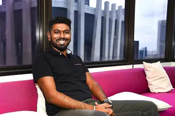 TINGKAT KESEDARAN MANFAAT PENDIGITALAN: Antara inisiatif yang diusahakan Pengarah Komersial foodpanda, Encik Mohamed Amirul (kiri), ialah program sukarelawan pekerja bagi membantu penjaja mendakap pendigitalan pada Julai lalu. - Foto FOODPANDA