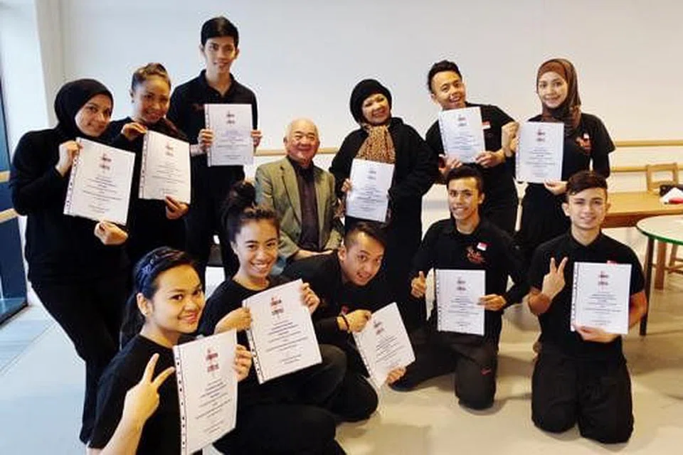 KURSUS DI LONDON: Kumpulan tari Sri Warisan Som Said Perfoming Arts telah menghantar pereka tari dan jurulatih tarian menyertai satu kursus bersama Pensyarah Kanan dan Pengurus Besar sekolah balet dan seni persembahan, London Studio Centre (LSC), Dr Francis Yeoh. - Foto SRI WARISAN