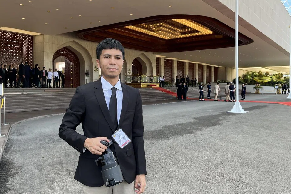 Wartawan Berita Harian Izwandi Azman bergambar di pekarangan Istana Nurul Iman di Bandar Seri Begawan, Brunei, ketika menanti ketibaan Presiden Tharman Shanmugaratnam.