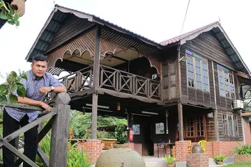 TIDAK LUPA IKON FILEM MELAYU: Encik Hidir Ali Razali teruja menggerakkan projek yang mengajak masyarakat khususnya generasi muda dalam menghargai sumbangan bintang filem legenda bermula dengan pembinaan Rumah Nordin Ahmad di Kampung Tebuk Haji Yusof, Sungai Besar. - Foto BM oleh NUR HUMAIRA SAJAT