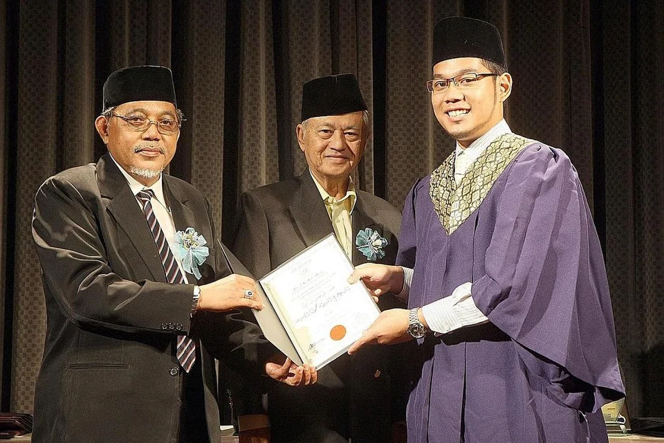 Ustaz Mohamad H Rais ialah mantan presiden kanan Mahkamah Syariah.
